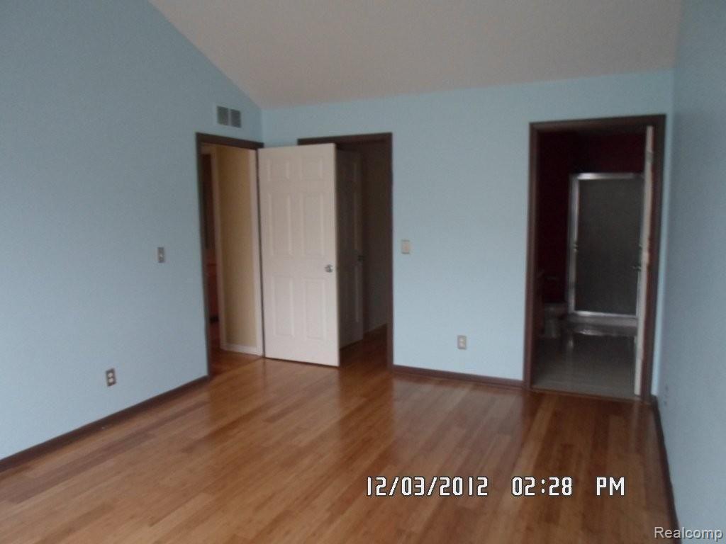 1906 Flagstone Circle Rochester, MI 48307 - Photo 7 of 18 SAM_8723.JPG