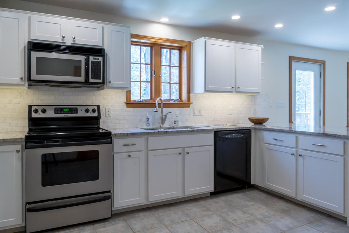 63 Windsor Post Road Freeport, ME 04032 - Photo 5 of 48 8-Kitchen (2 of 5)