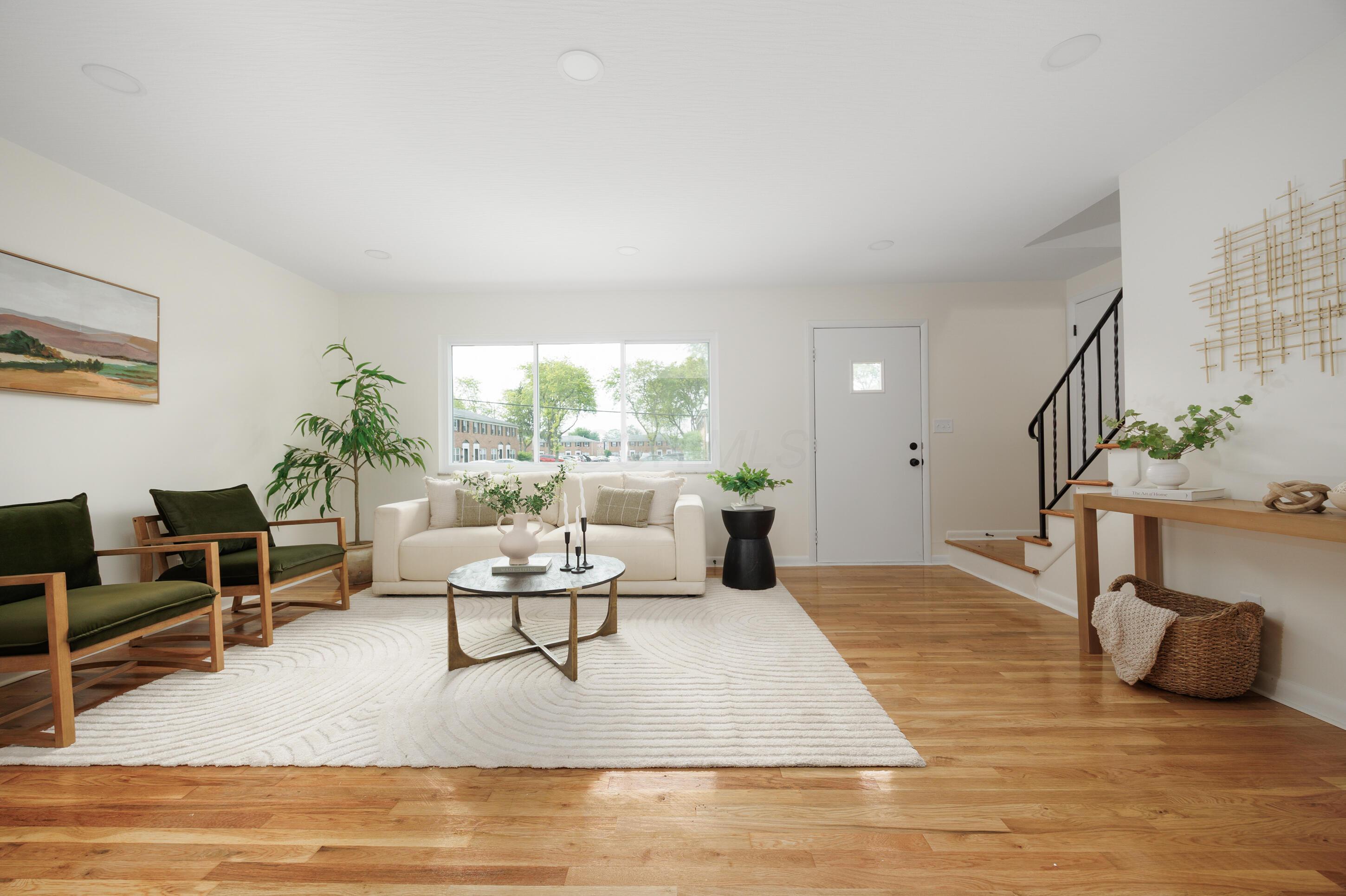 1079 Loring Road Columbus, OH 43224 - Photo 5 of 48 Living Room