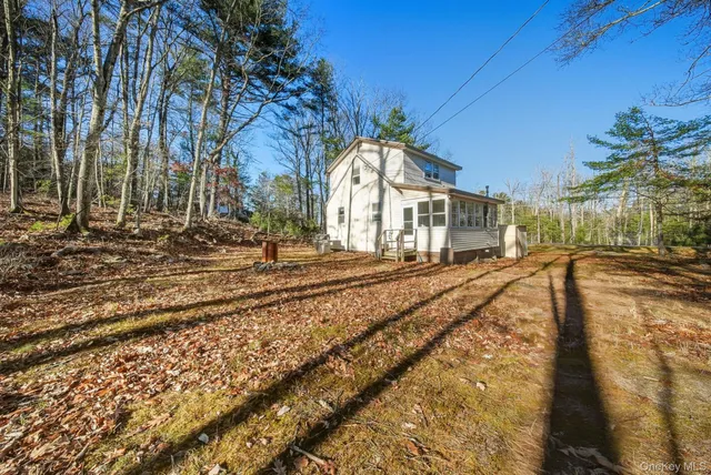 a view of a yard with a house