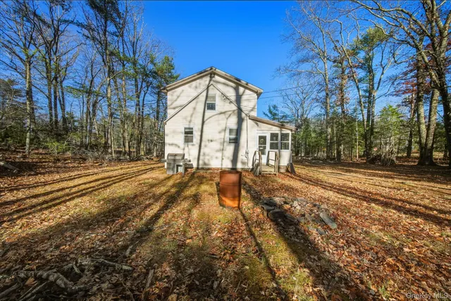 a view of a yard with a house