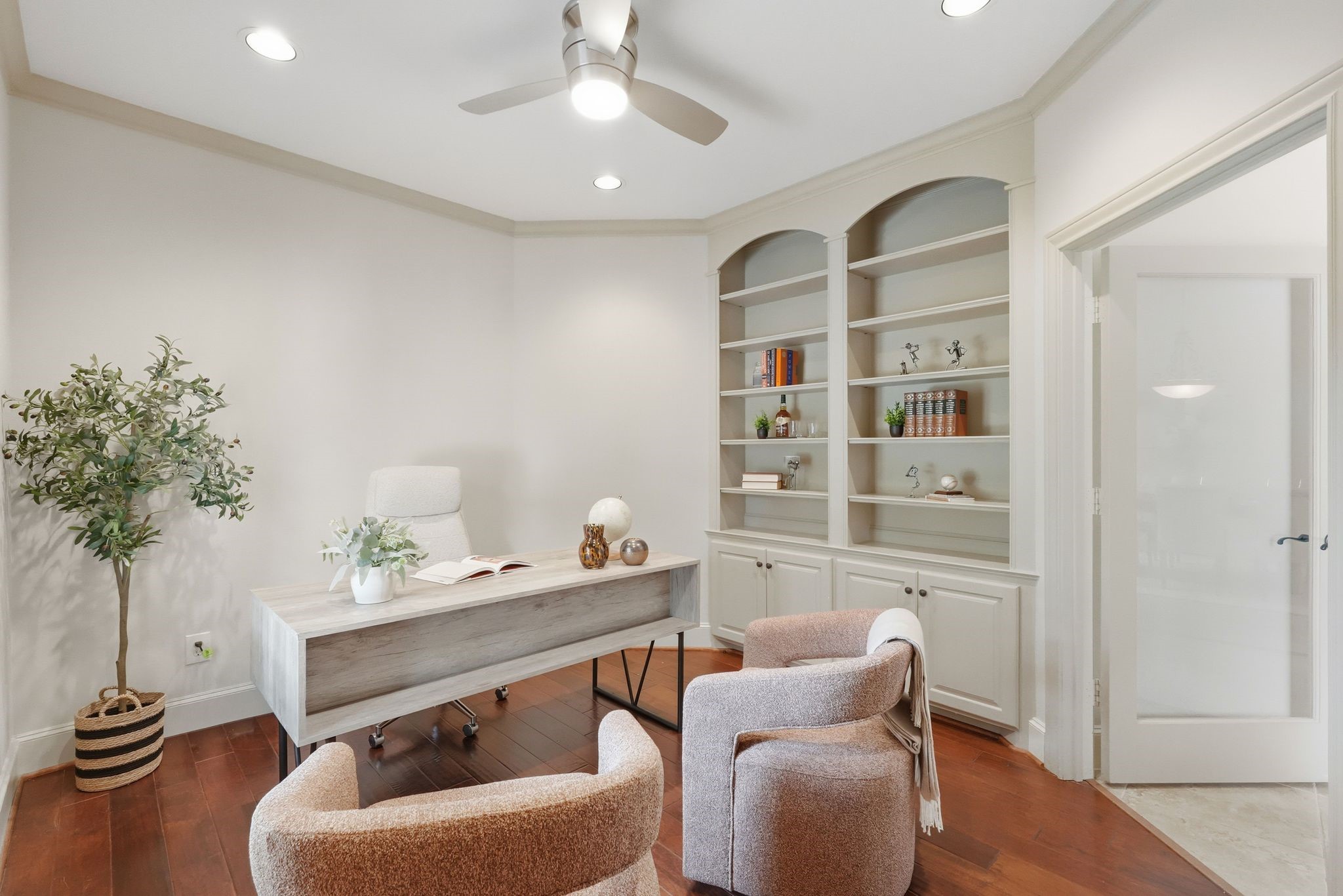 8111 Hideaway Lake Circle Spring, TX 77389 - Photo 12 of 48 a room with furniture potted plant and a chandelier