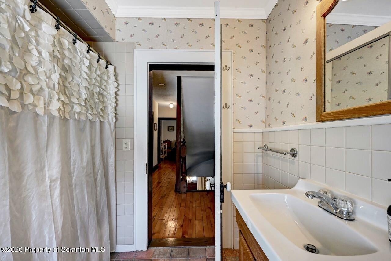 902 Columbia Street Scranton, PA 18509 - Photo 36 of 66 a bathroom with a bathtub and a sink