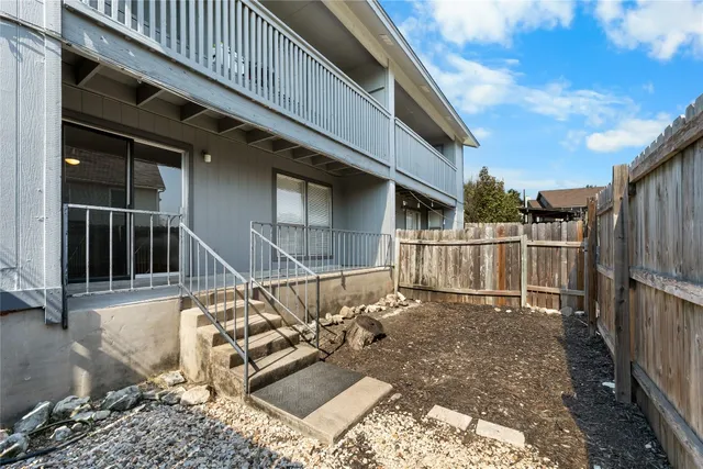 a view of backyard of the house