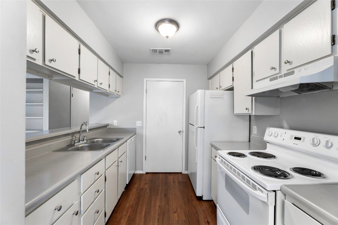 4304 Acropolis Court, Unit B Austin, TX 78759 - Photo 6 of 22 a kitchen with granite countertop a sink stove and refrigerator