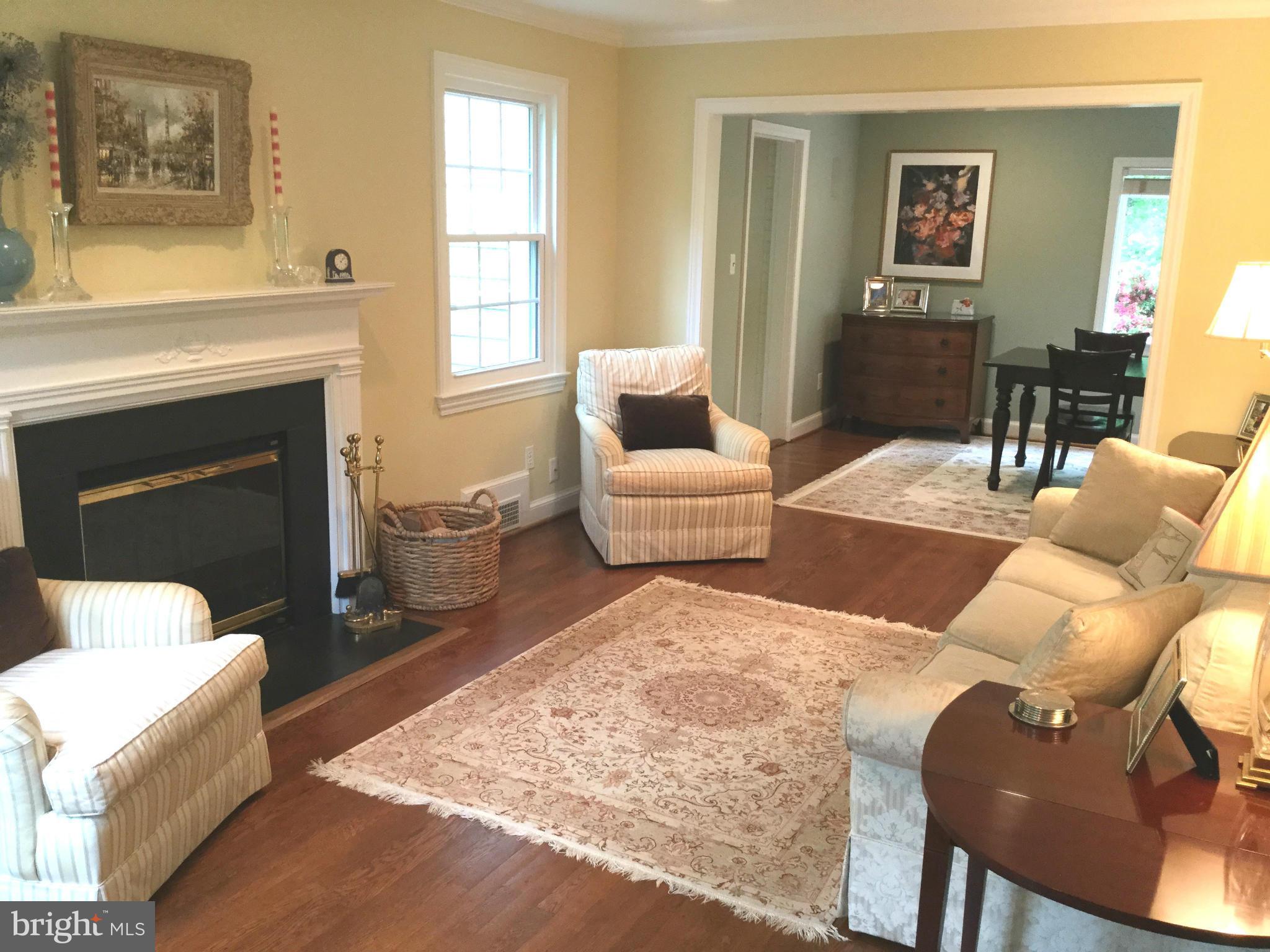 6112 Wynnwood Road Bethesda, MD 20816 - Photo 10 of 28 Living Room