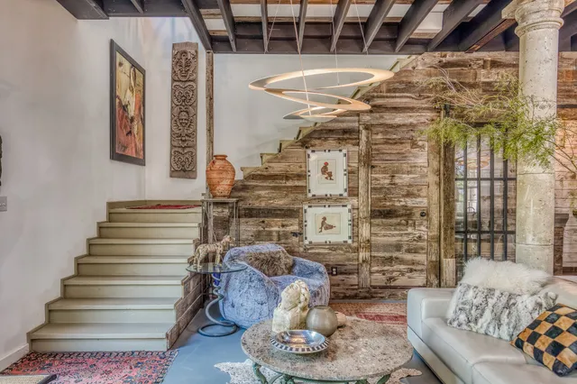 a view of livingroom with furniture