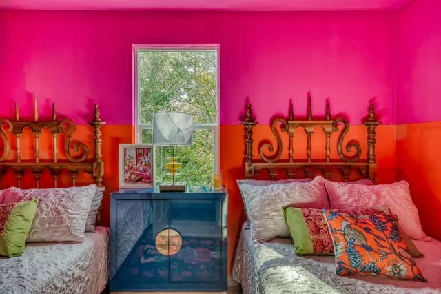 a sign that is sitting on a brick wall