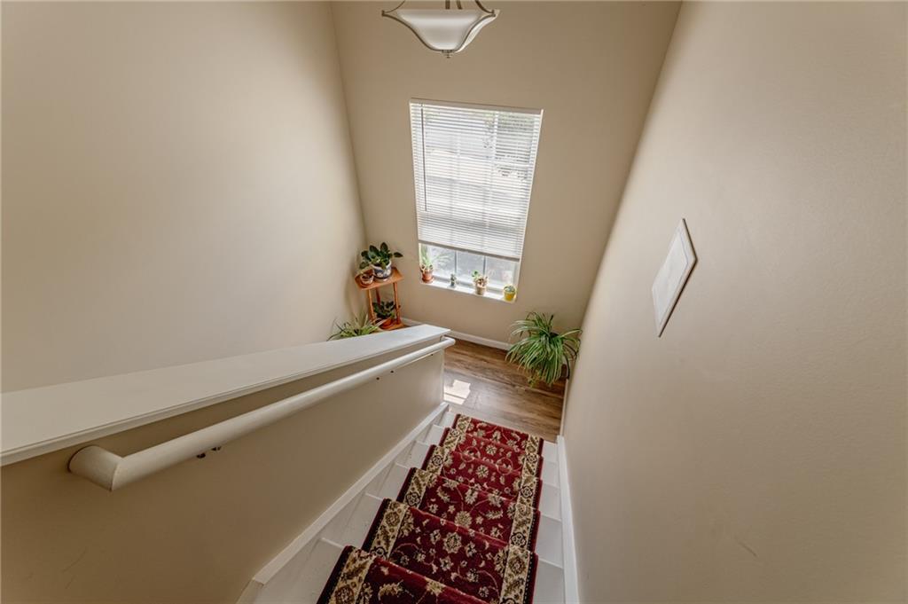 120 Lockheed Drive Coraopolis, PA 15108 - Photo 13 of 31 a bathroom with a bathtub and shower