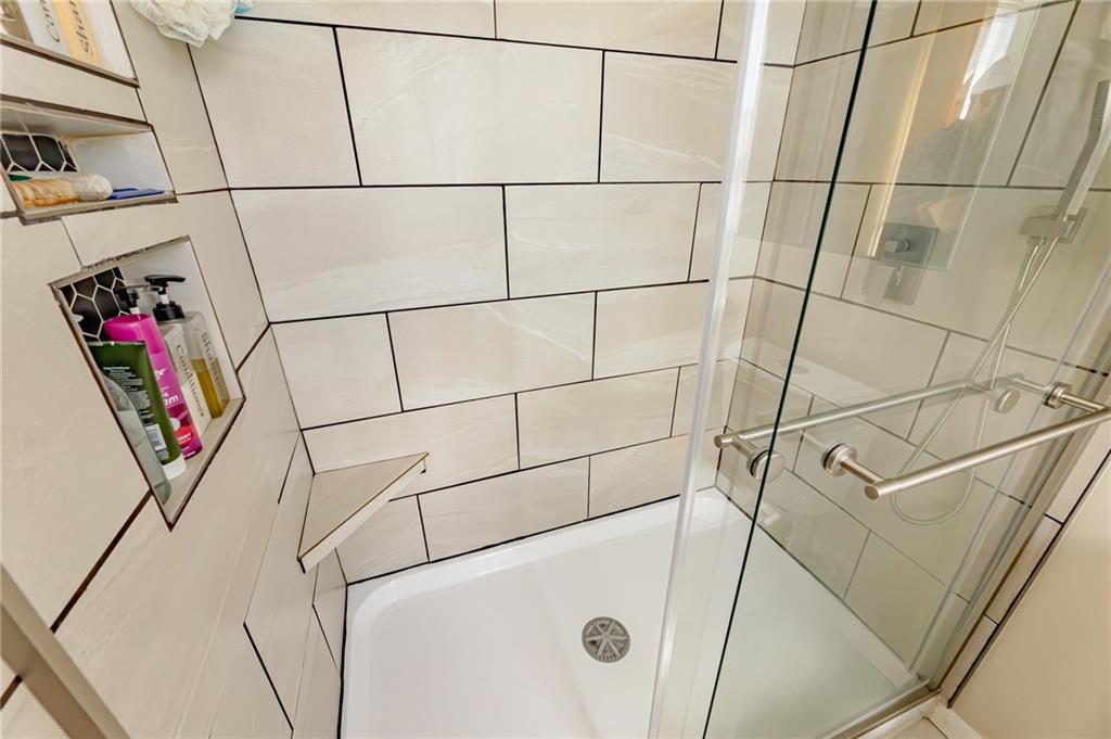 120 Lockheed Drive Coraopolis, PA 15108 - Photo 17 of 31 a bathroom with a shower