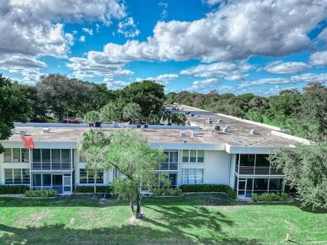 a view of a yard in front of house