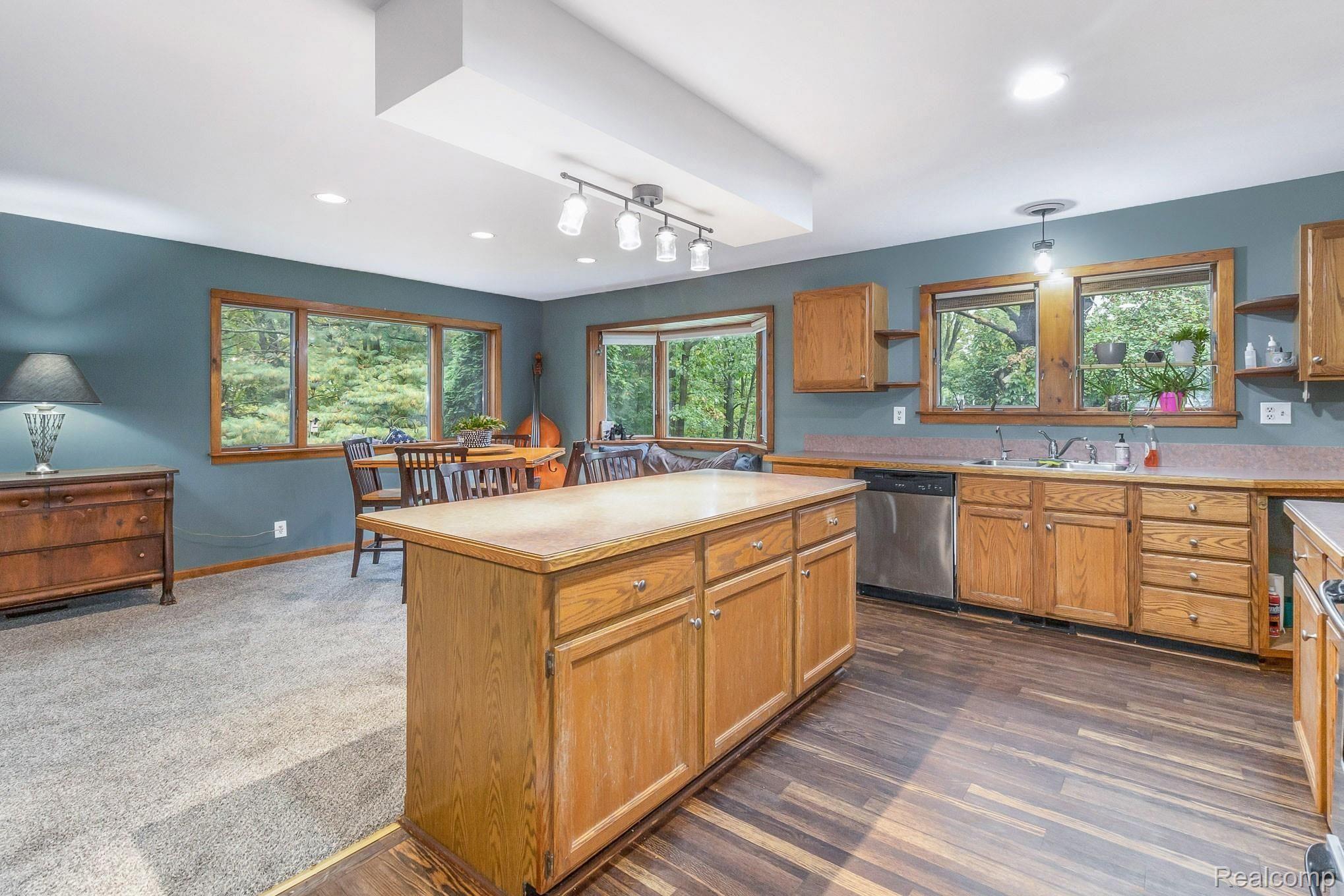 5440 Farley Road Clarkston, MI 48346 - Photo 8 of 46 LOTS OF WINDOWS & RECESSED LIGHTING.jpg