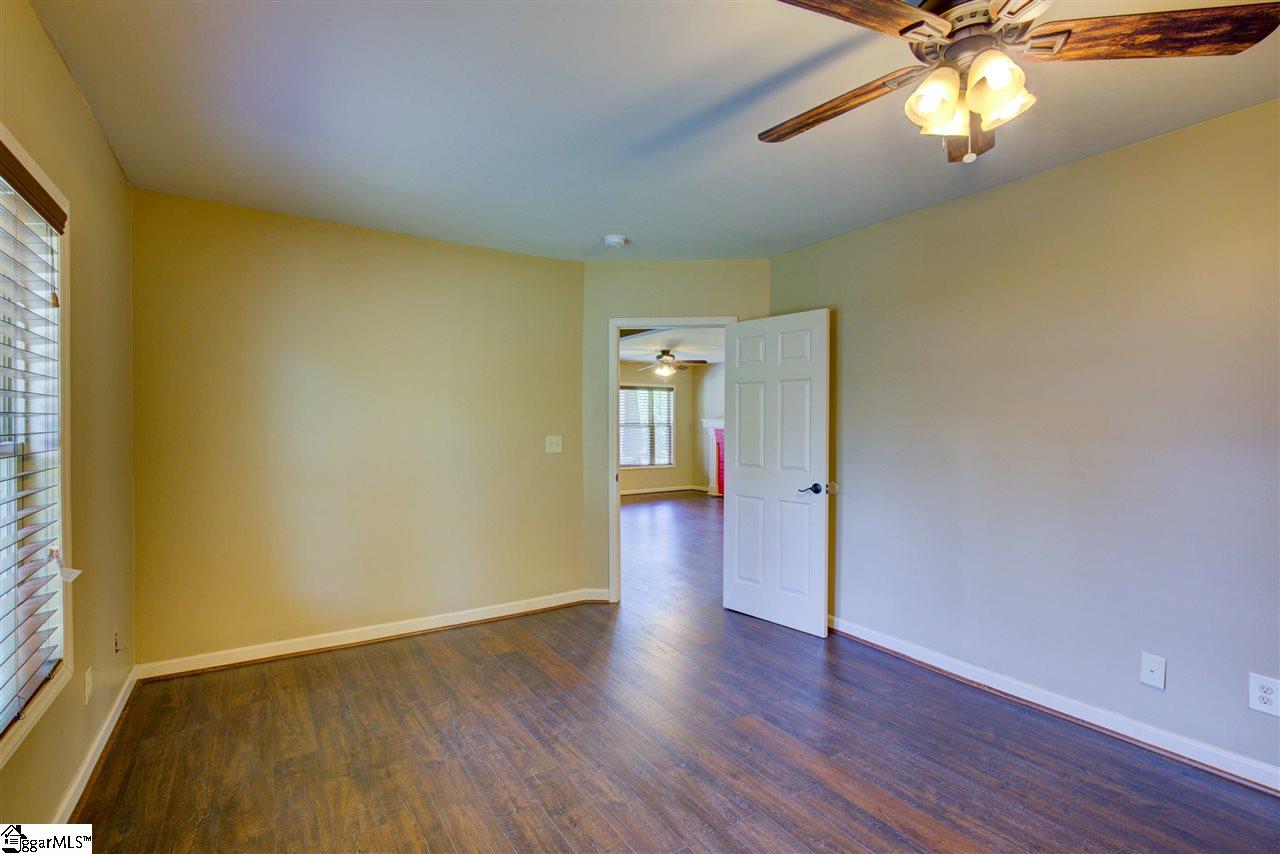 112 Ackley Road Greenville, SC 29607 - Photo 5 of 31