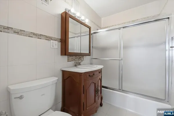 $3,275 | 2000 Linwood Avenue, Unit 14Y, Fort Lee, NJ 07024