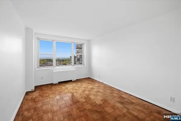 $3,275 | 2000 Linwood Avenue, Unit 14Y, Fort Lee, NJ 07024