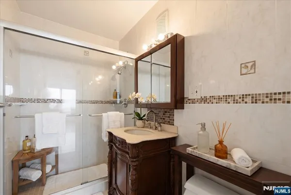 $3,275 | 2000 Linwood Avenue, Unit 14Y, Fort Lee, NJ 07024