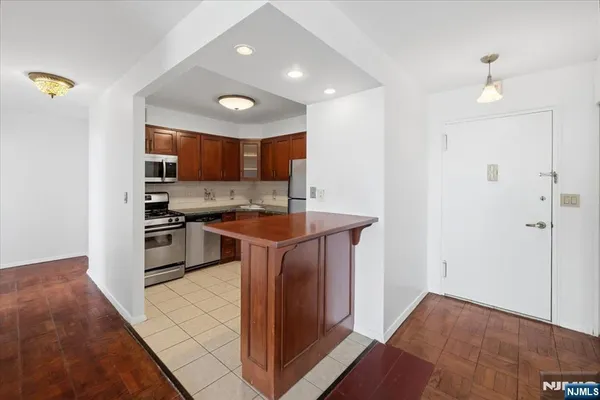 $3,275 | 2000 Linwood Avenue, Unit 14Y, Fort Lee, NJ 07024