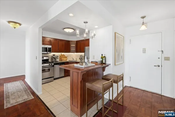 $3,275 | 2000 Linwood Avenue, Unit 14Y, Fort Lee, NJ 07024