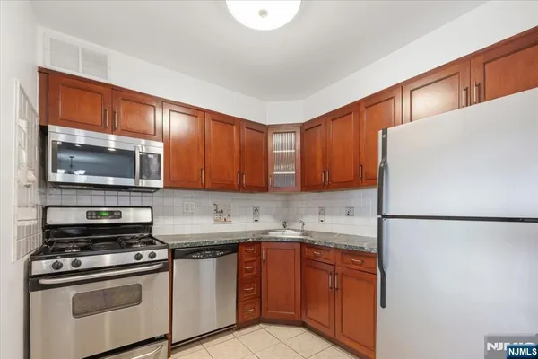 $3,275 | 2000 Linwood Avenue, Unit 14Y, Fort Lee, NJ 07024