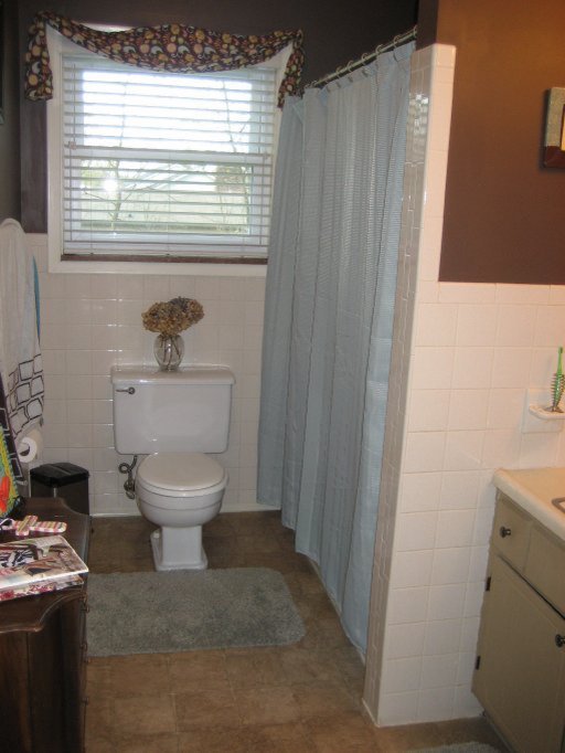 121 Gayle Road Southwest Knoxville, TN 37922 - Photo 15 of 29 Guest Bath