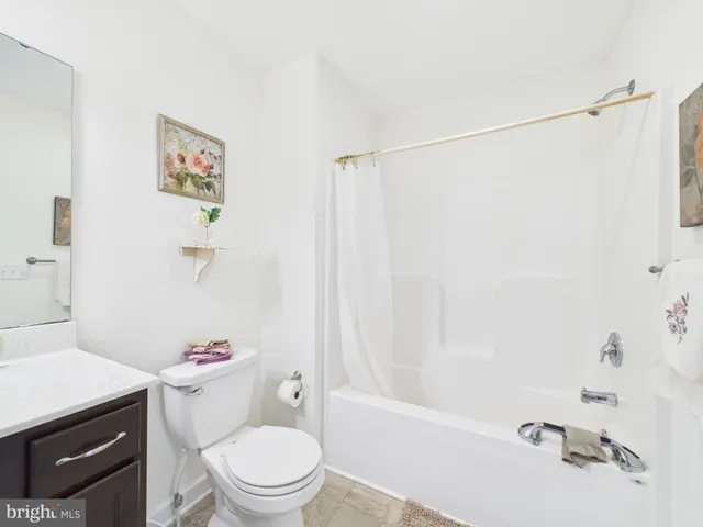 a view of entryway with furniture