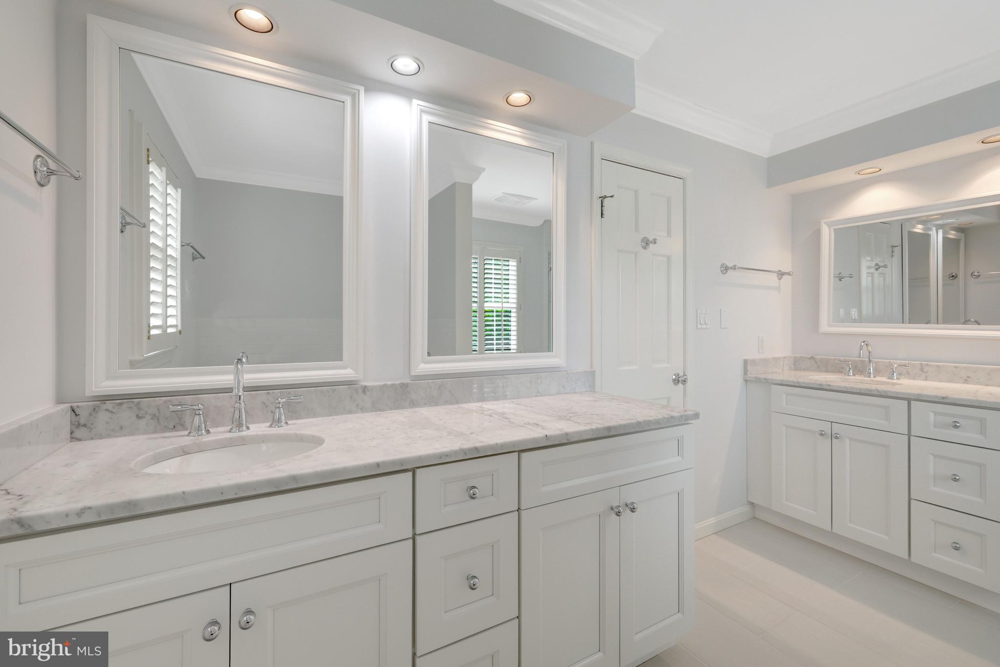 911 Rail Court McLean, VA 22102 - Photo 37 of 63 2 Separate Vanities