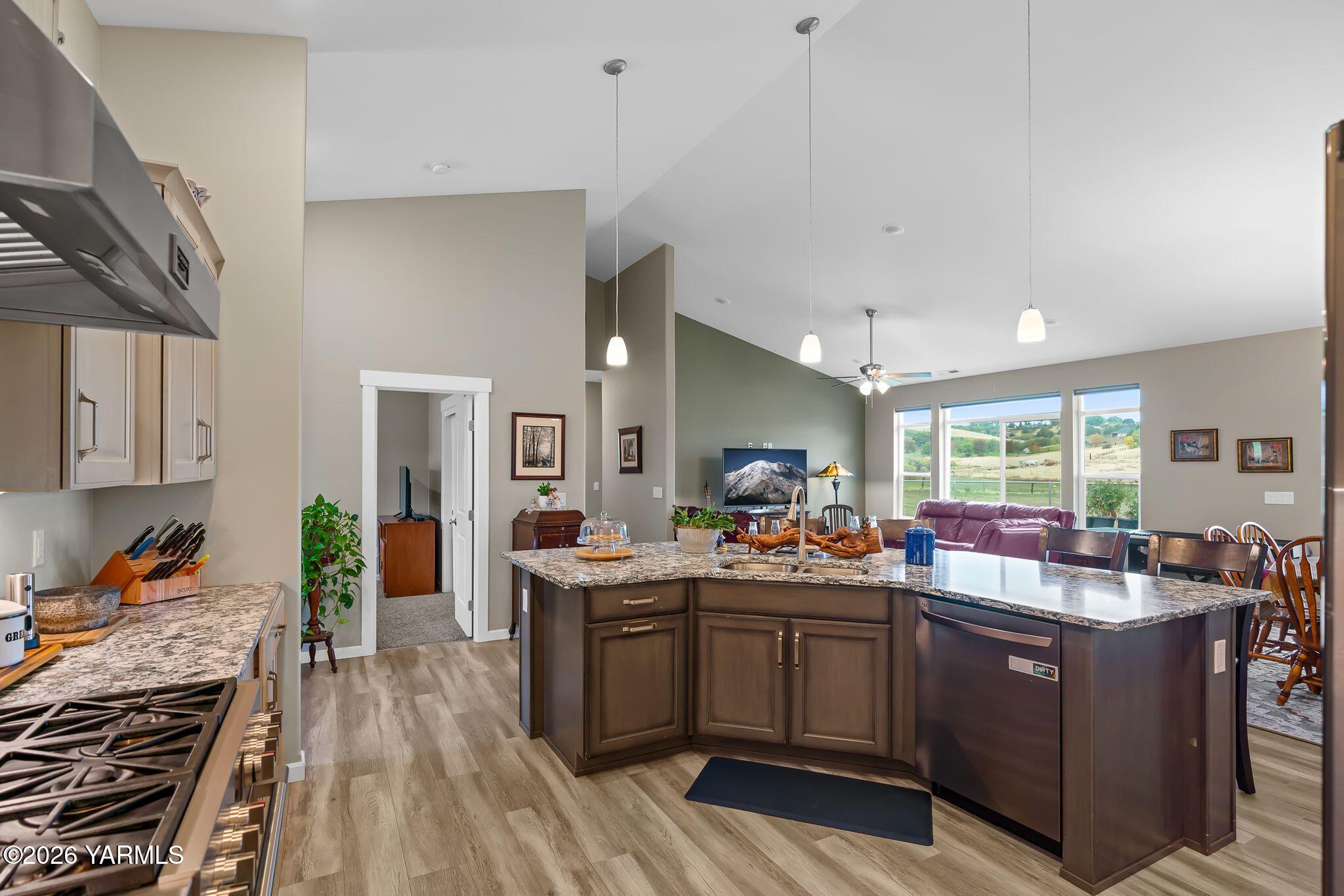 11007 Summitview Ext Road Yakima, WA 98908 - Photo 9 of 44 Kitchen
