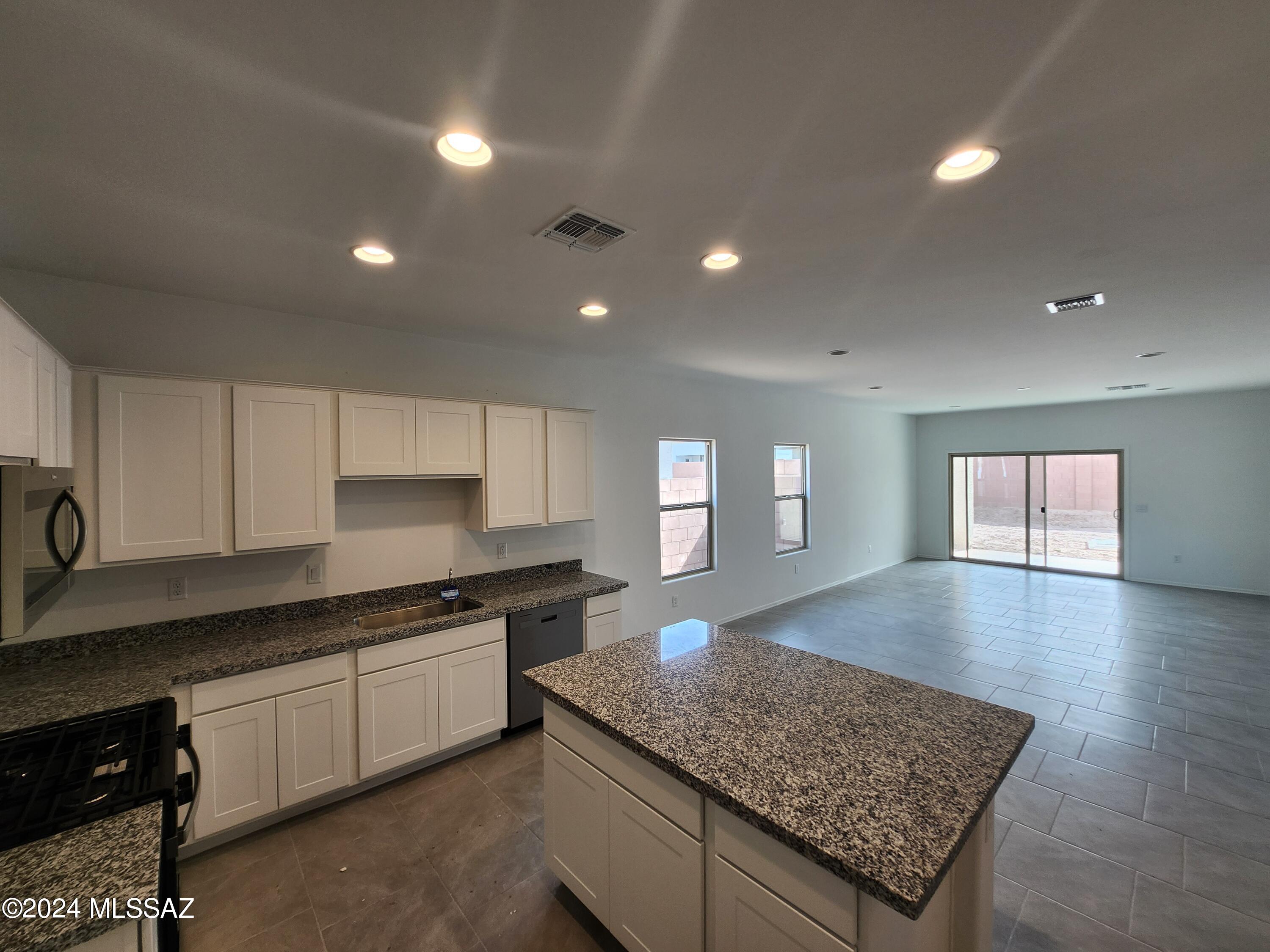 12536 West Barnett Road Marana, AZ 85653 - Photo 7 of 41