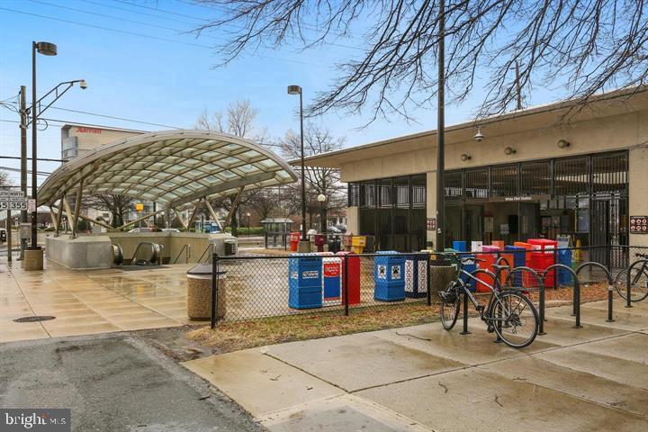 11800 Old Georgetown Road, Unit 1541 North Bethesda, MD 20852 - Photo 28 of 34 a view of a patio with a table and chairs