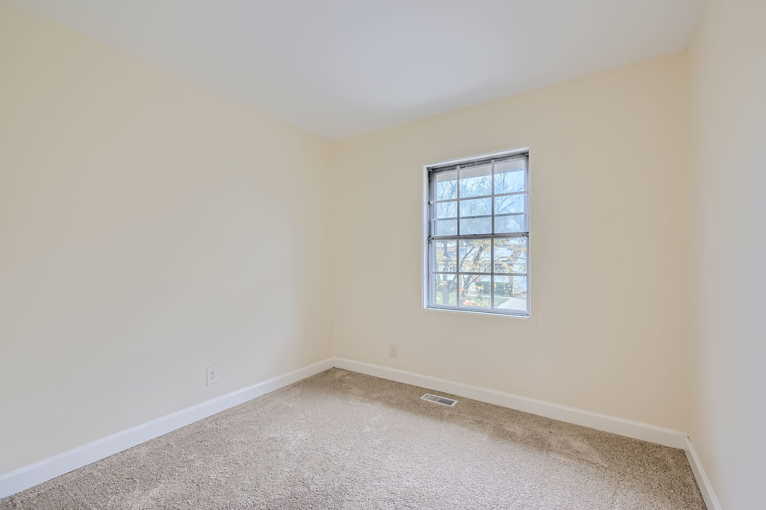 303 Audubon Road Streamwood, IL 60107 - Photo 14 of 30 an empty room with a window