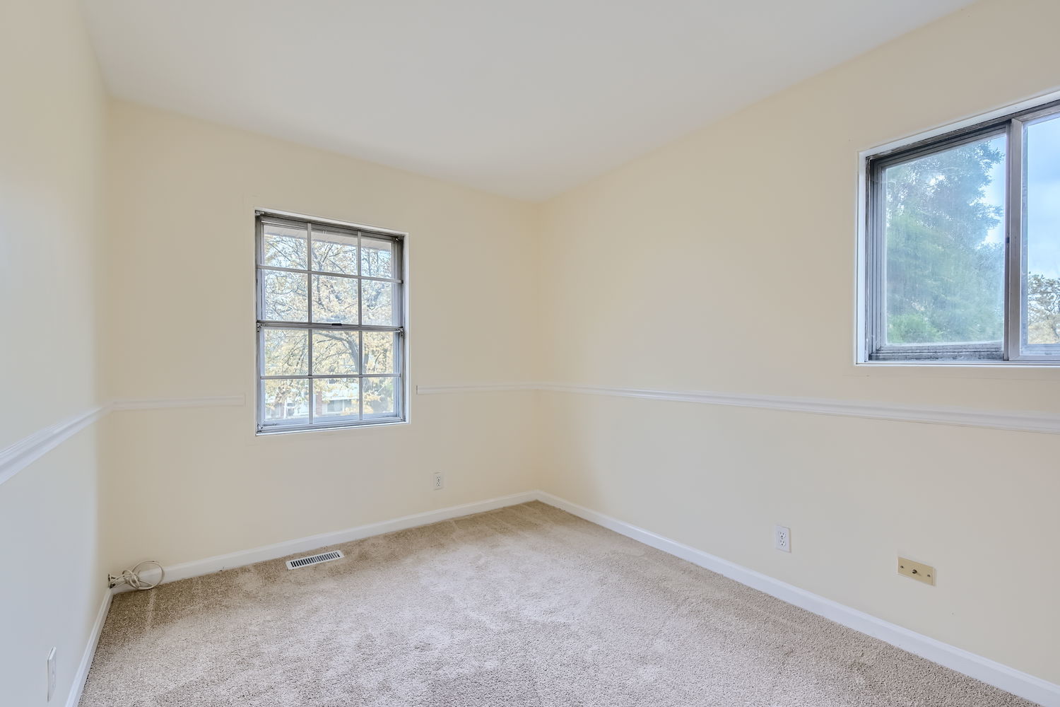 303 Audubon Road Streamwood, IL 60107 - Photo 21 of 30 an empty room with a window