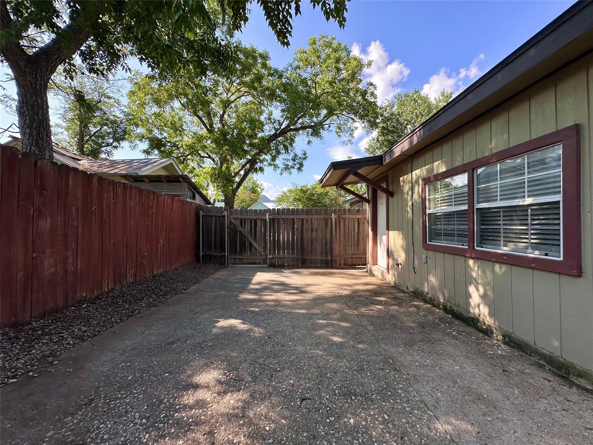2103 East 16th Street, Unit ANNEX Austin, TX 78702 - Photo 19 of 23 a backyard of a house with lots of green space
