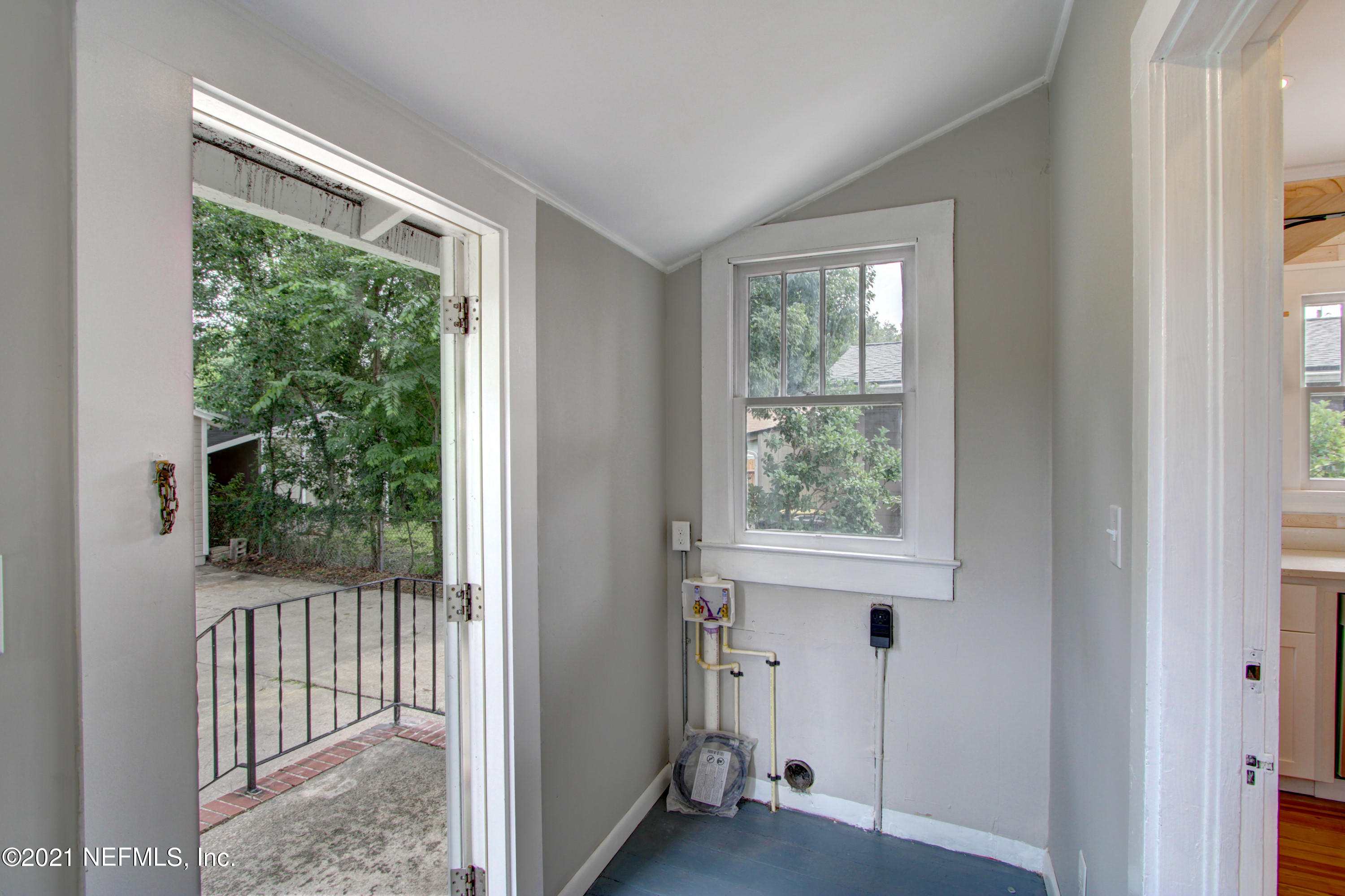 3895 Valencia Road Jacksonville, FL 32205 - Photo 26 of 31 Laundry Room