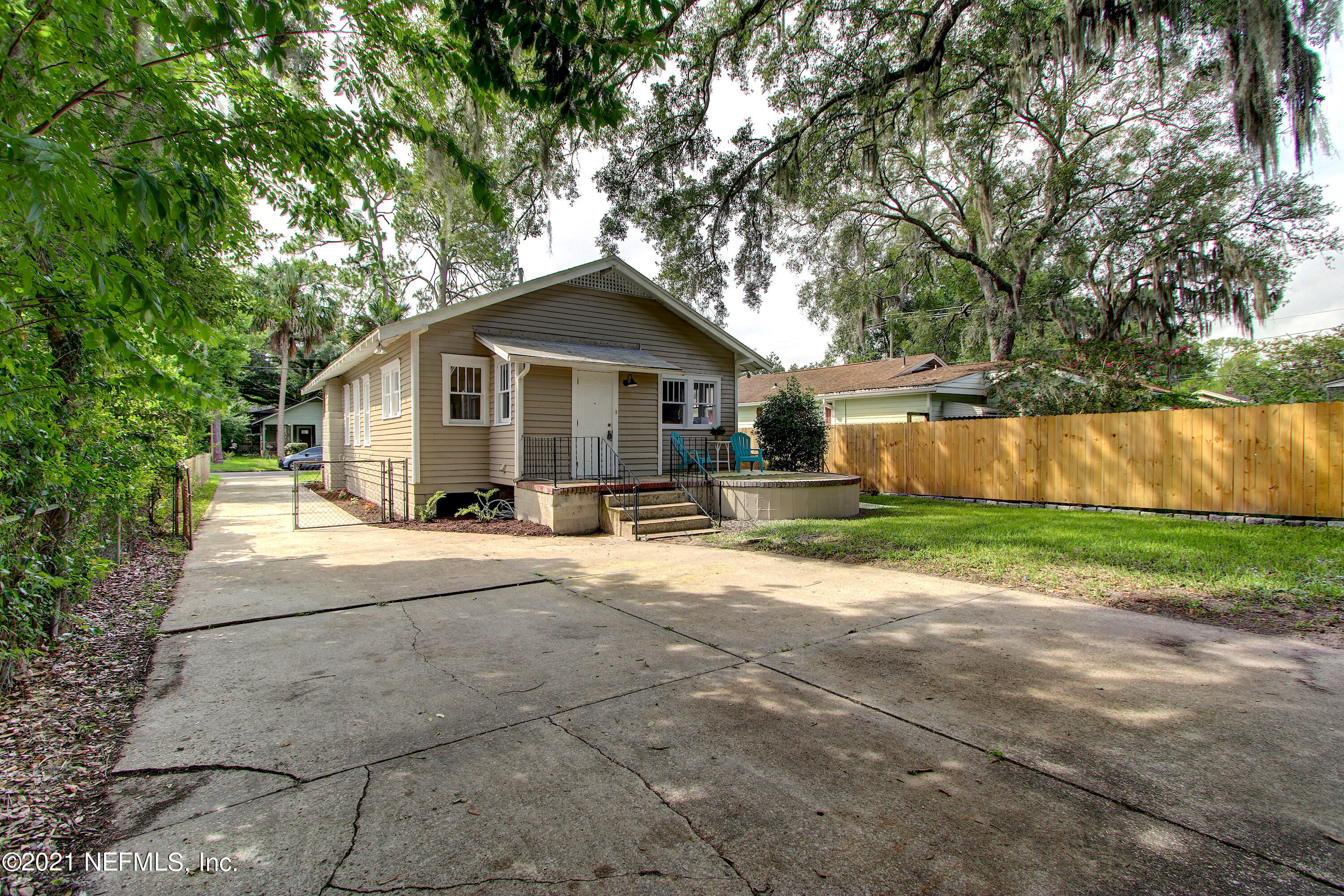 3895 Valencia Road Jacksonville, FL 32205 - Photo 29 of 31 Back of House/Driveway