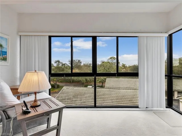 a view of entryway with livingroom