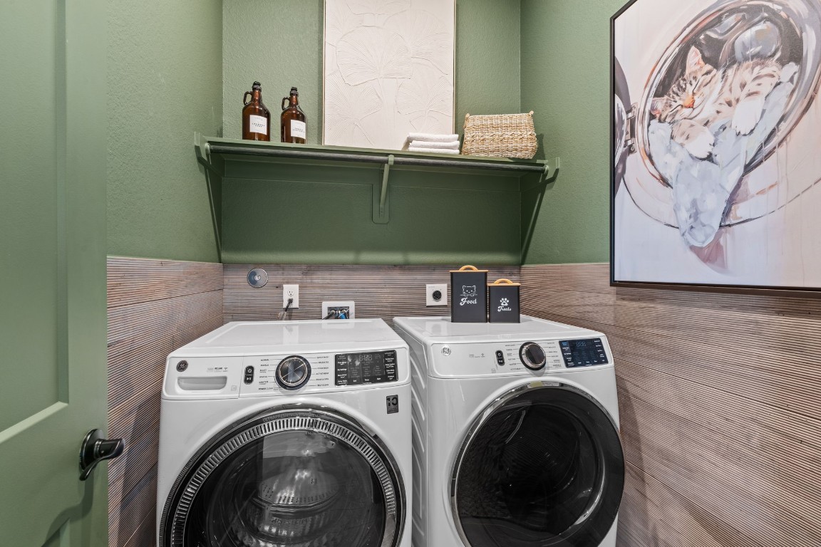 130 Afton June Drive Rosenberg, TX 77471 - Photo 7 of 36 a utility room with dryer and washer