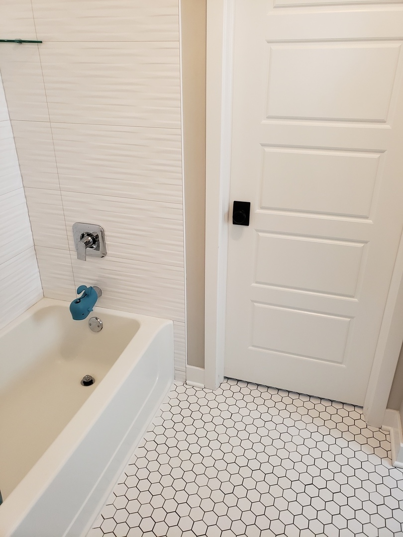 4327 Carpenter Road Naperville, IL 60564 - Photo 32 of 42 a bathroom with a bathtub