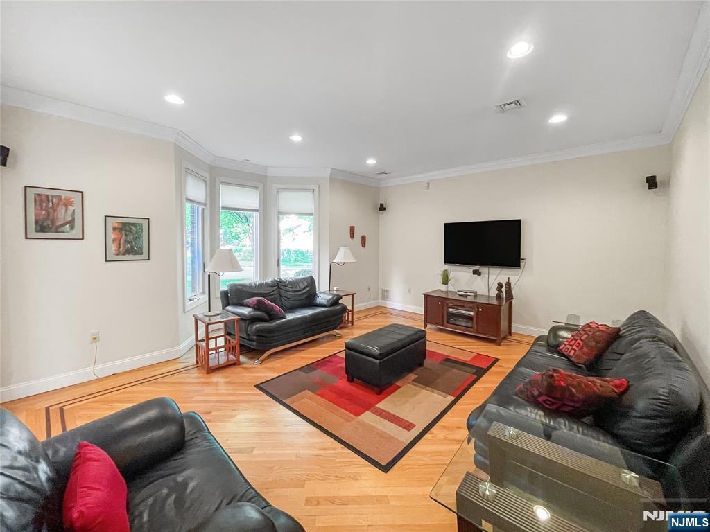 445 Nevada Street Paramus, NJ 07652 - Photo 8 of 50