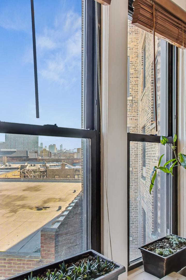 725 West Sheridan Road, Unit 601 Chicago, IL 60613 - Photo 15 of 23 a view of a room with window