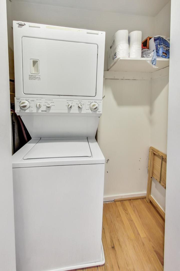 725 West Sheridan Road, Unit 601 Chicago, IL 60613 - Photo 18 of 23 a utility room with dryer and washer