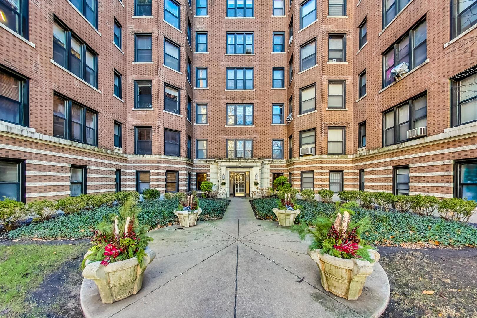 725 West Sheridan Road, Unit 601 Chicago, IL 60613 - Photo 20 of 23 a front view of a building