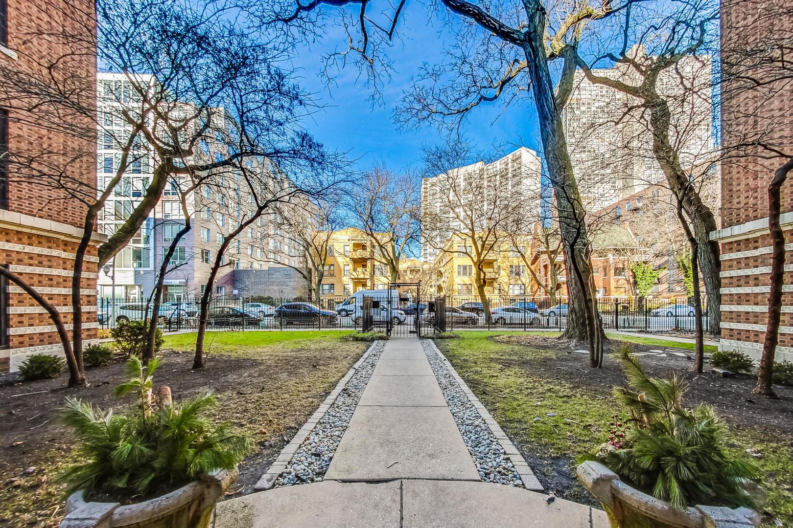 725 West Sheridan Road, Unit 601 Chicago, IL 60613 - Photo 21 of 23 a view of a park with large trees
