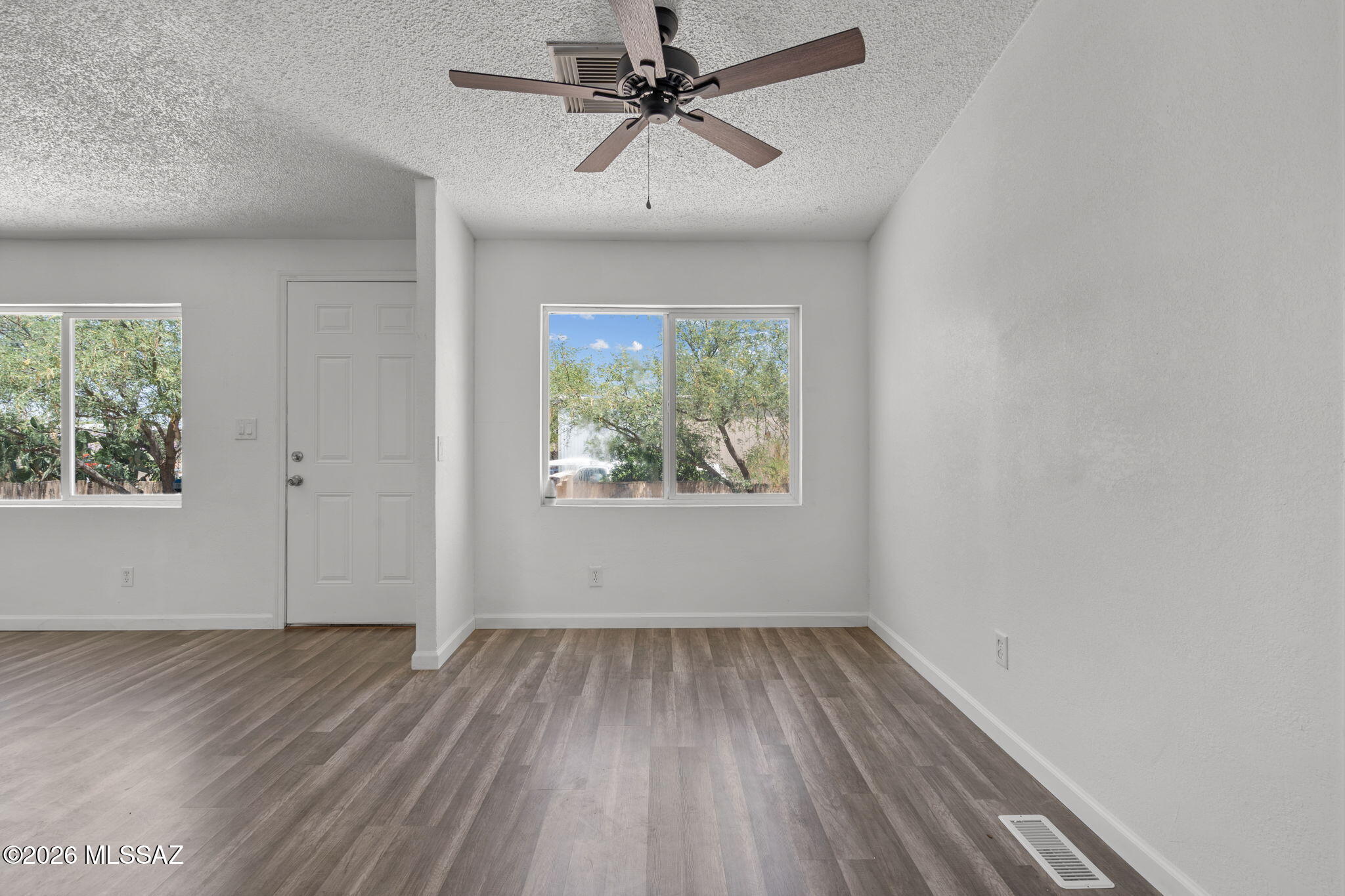 5955 South Arrow Road Tucson, AZ 85757 - Photo 10 of 32 Living Room