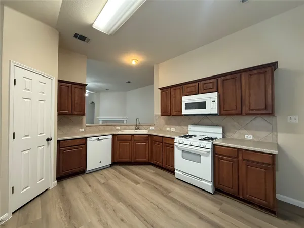 $1,995 | 125 Ashwood South, Kyle, TX 78640