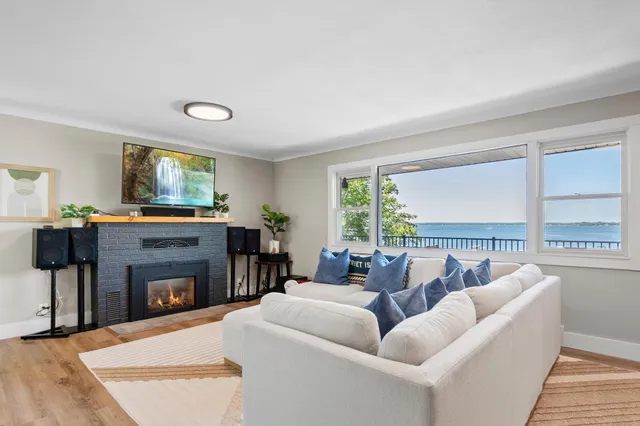 $1,100,000 | 2503 South Le Homme Dieu Drive Northeast, Alexandria, MN 56308