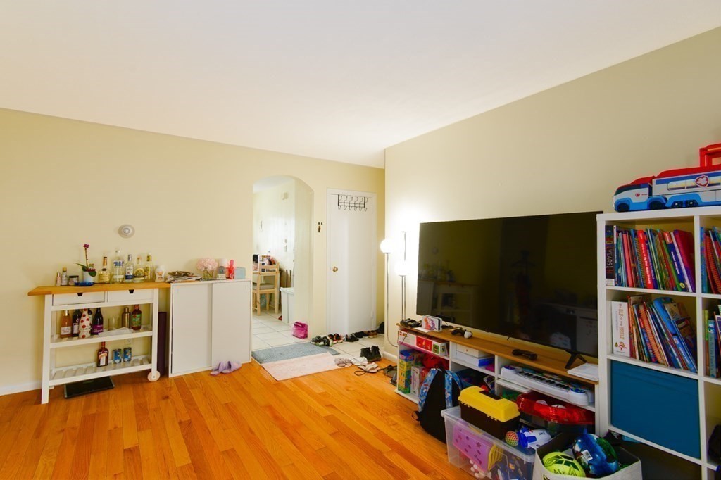 20 Westgate Road, Unit 4 Chestnut Hill, MA 02467 - Photo 4 of 16 a room with furniture and a flat screen tv