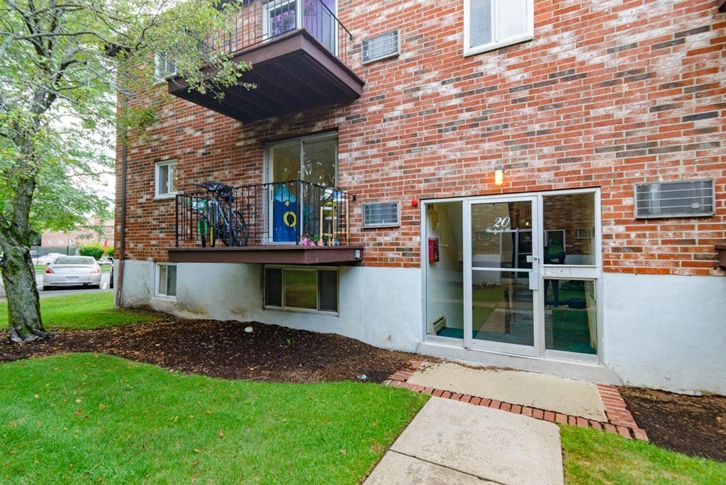 20 Westgate Road, Unit 4 Chestnut Hill, MA 02467 - Photo 9 of 16 a view of outdoor space and yard