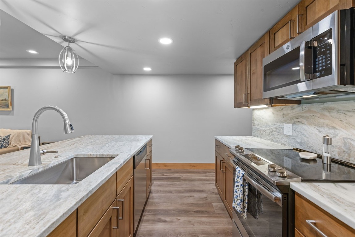 500 Bills Ranch Road, Unit 161 Frisco, CO 80443 - Photo 3 of 38 a kitchen that has a sink and a stove
