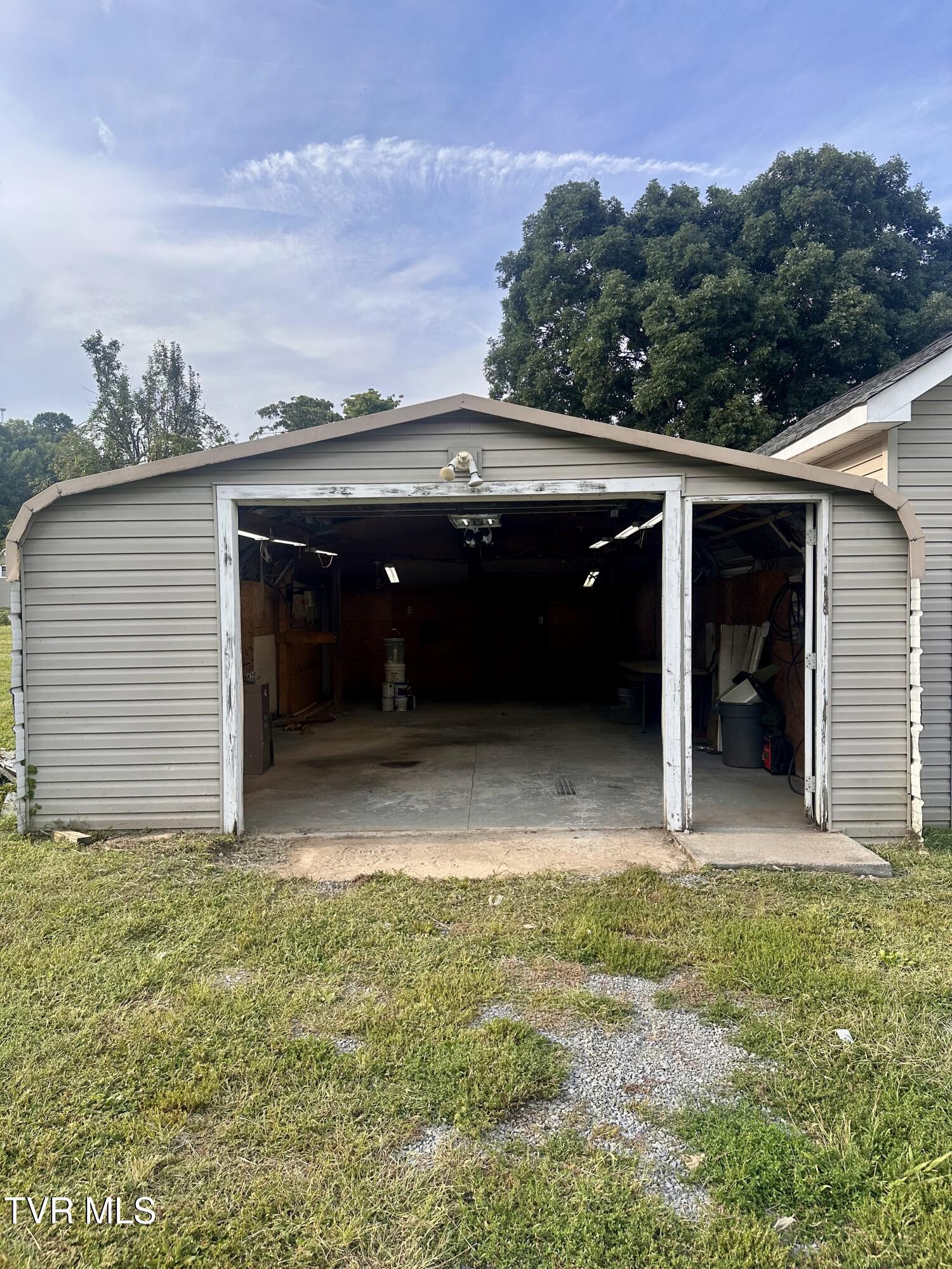 2204 State Line Road Elizabethton, TN 37643 - Photo 16 of 42 Garage