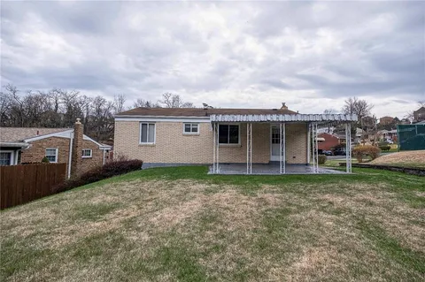 a view of a house with backyard and garden